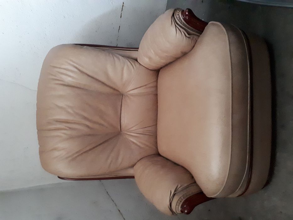 Cadeirão em pele beje