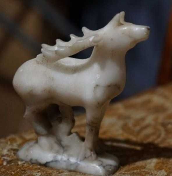 Олень из камня, мрамора