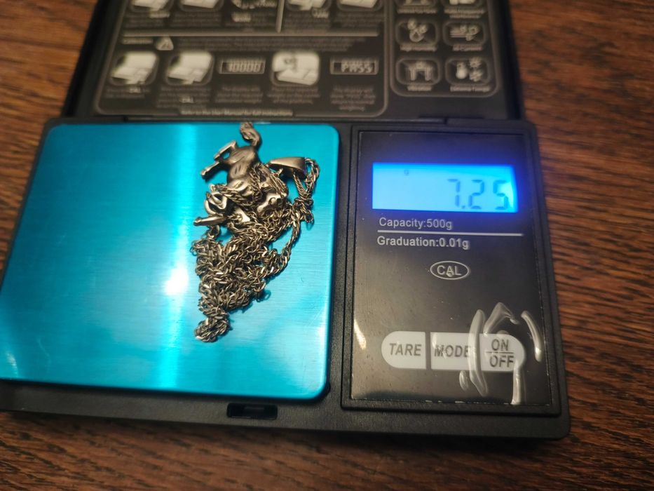 Sprzedam srebrny wisiorek w kształcie mustanga na łańcuszku pr.925