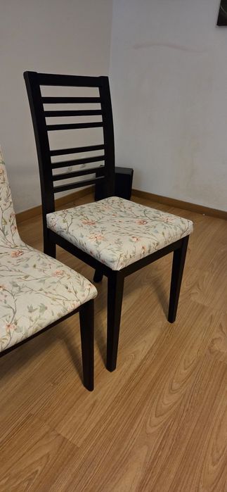 Mesa extensivel e 6 Cadeiras forradas