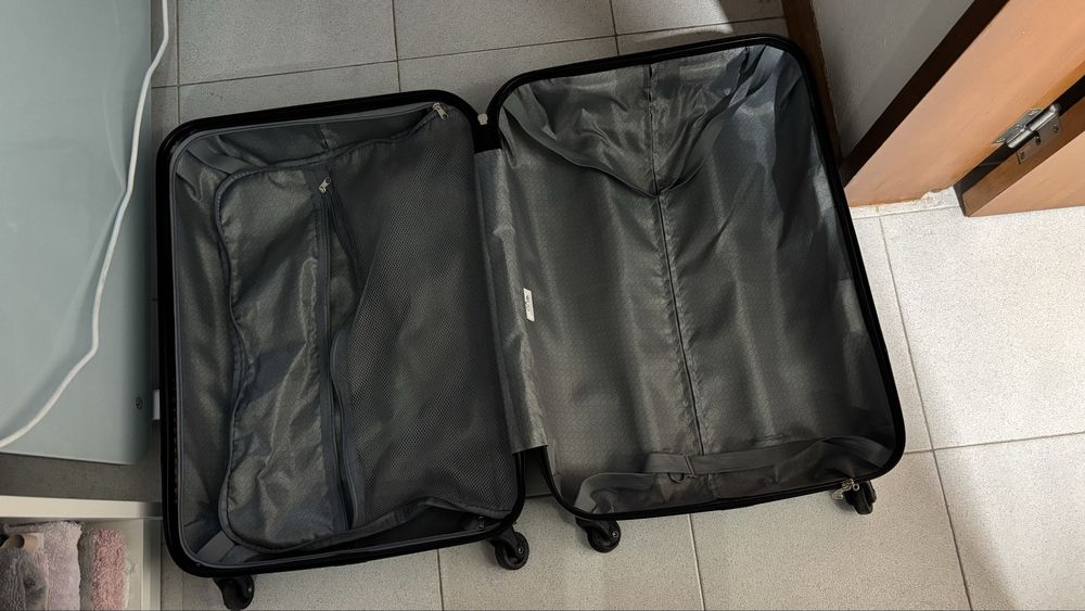 Mala viagem com algumas marcas de uso