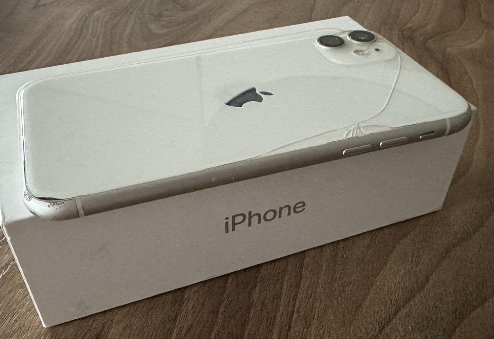 iPhone 11 biały uszkodzony