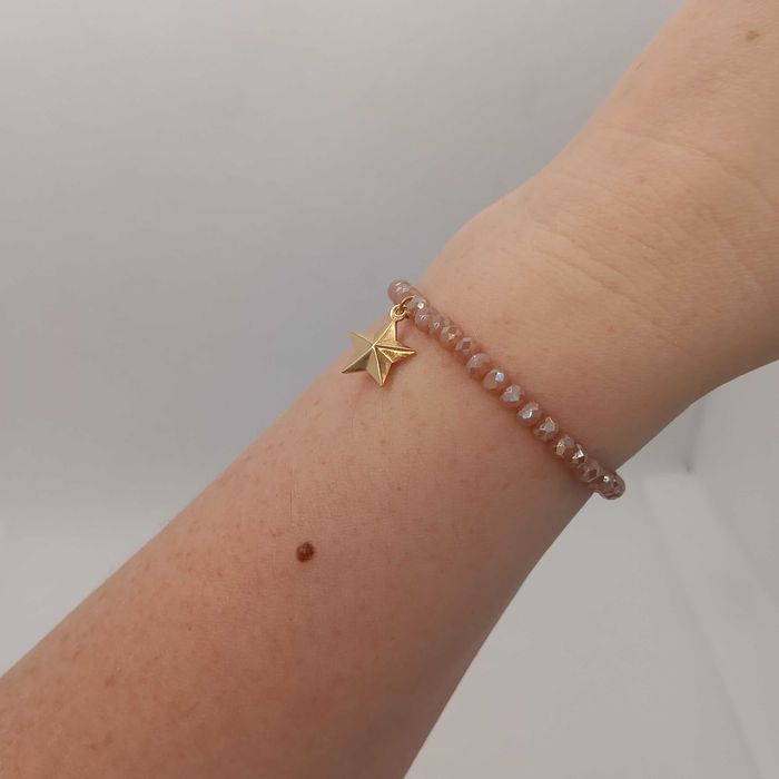 Bransoletka z koralikami na gumce z zawieszką