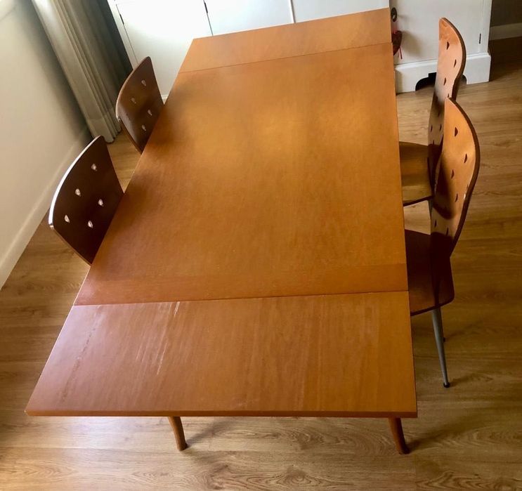 Conjunto mesa e cadeiras sala em cerejeira