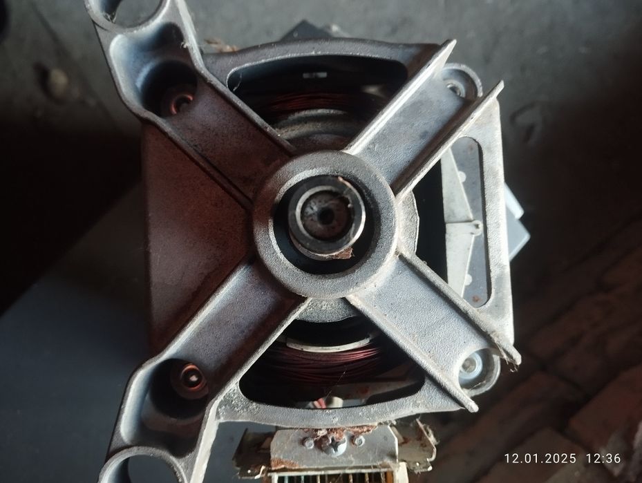 Двигун Indesit .