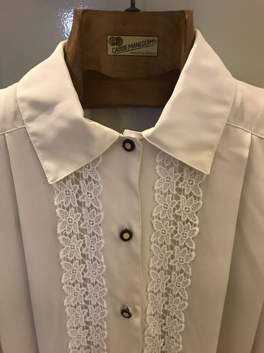 Blusa branca tipo seda com punho trabalhado.