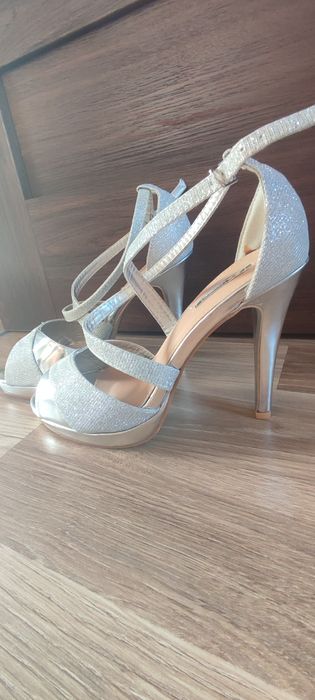 Szpilki srebrne na lekkiej koturnie 40