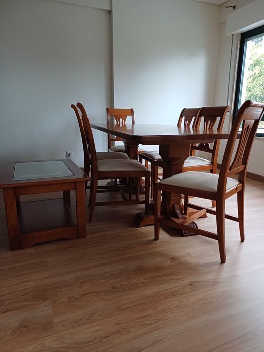 Mesa de jantar, 6 cadeiras e mesa de centro