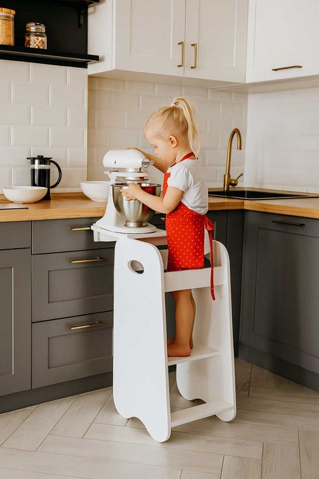 „Pomocnik kuchenny Kitchen Helper – regulowany, dla małych kucharzy”