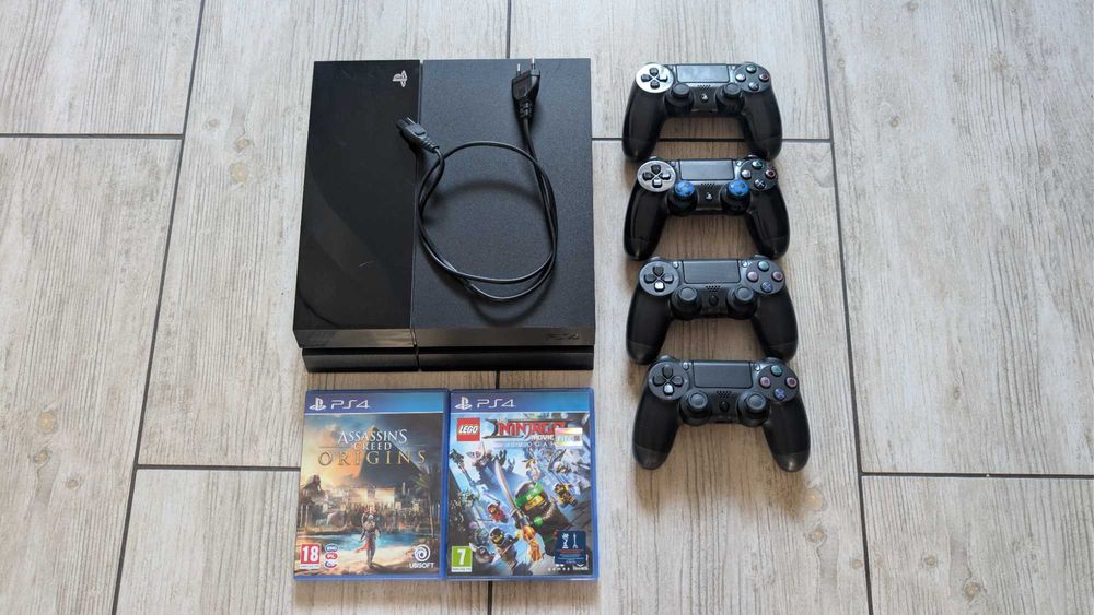 PlayStation 4 + dwie gry + 4 pady