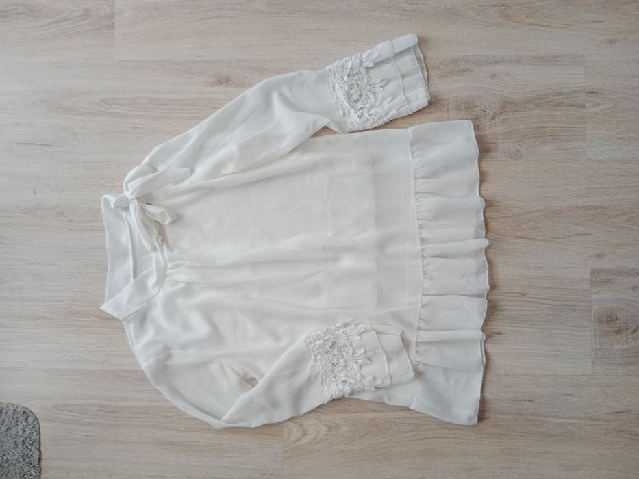 Biała koszula z wiązaniem