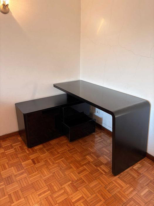 Vendo secretária muito boa a bom preço