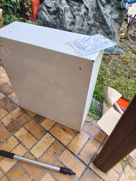 Skrzynka hydrantowa wewnątrz nową.