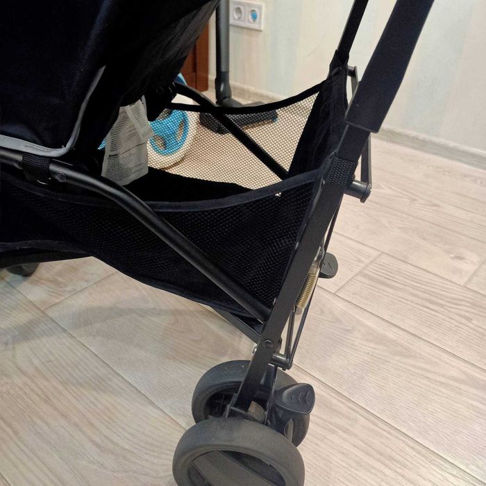Дитяча складана коляска.