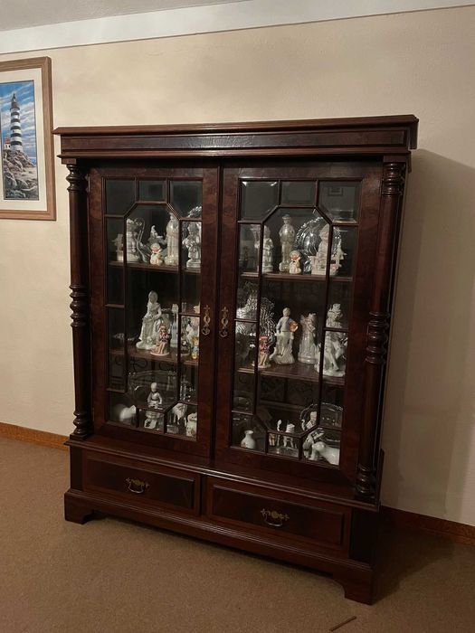 Vitrine/ Cristaleira em Madeira Maciça - Elegante e Intemporal