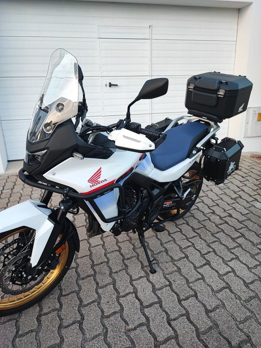 Honda transalp xl 750 rigorosamente nova. Top extras