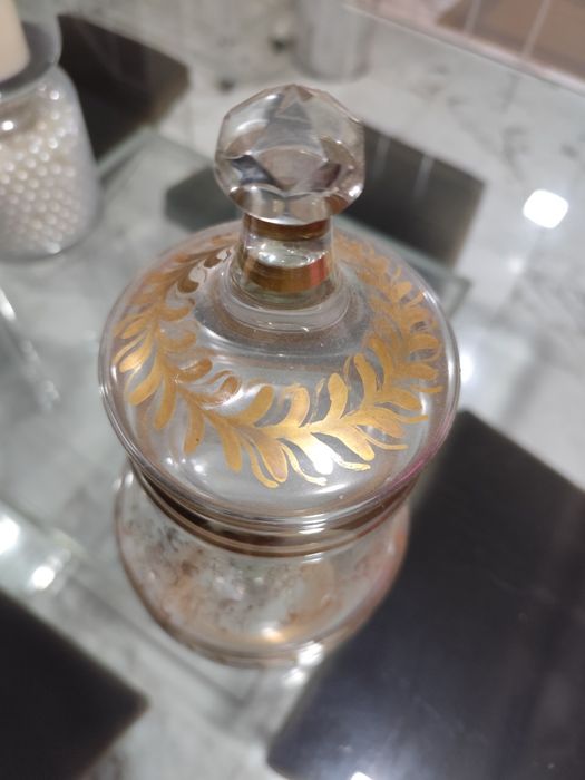 Bomboneira vintage em cristal relevado pintado á mão com pó de ouro