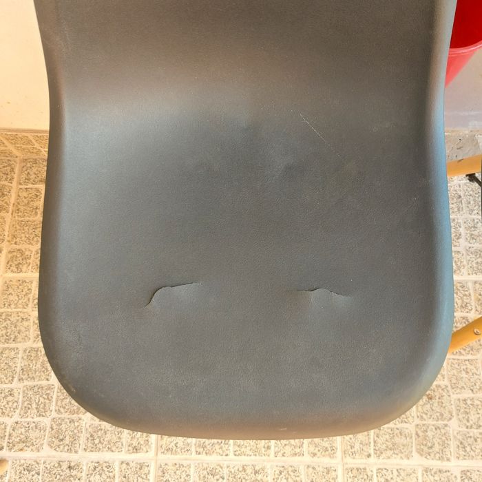 4 cadeiras de estilo Eames com base de madeira no estilo nórdico