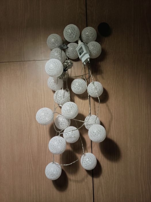 Wiszące białe lampki - kule