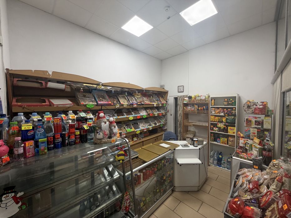 Sprzedam  lub wynajme lokal handlowo-uslugowy w centrum handlowym Szembeka