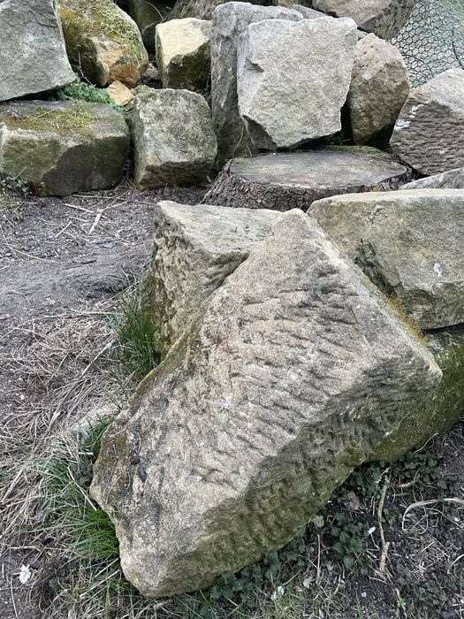 Płyty słupy bloki kolumny kamień graniczny stary piaskowiec