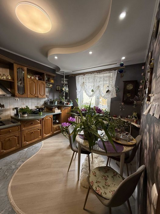 Продаж 4к квартири з євроремонтом та меблями Виноградар Порика 7А