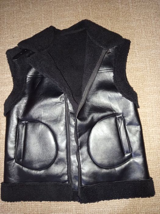 Жіночий стильный жилет з екошкіри на штучному хутрі.