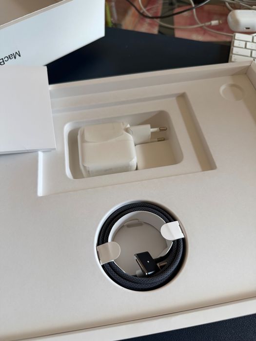 MacBook Air 13” M4 (2025) | 16GB RAM | 256GB SSD | Estado impecável | Bateria 100%