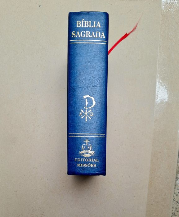 Biblia Sagrada. Livro em muito bom estado em papel biblia.