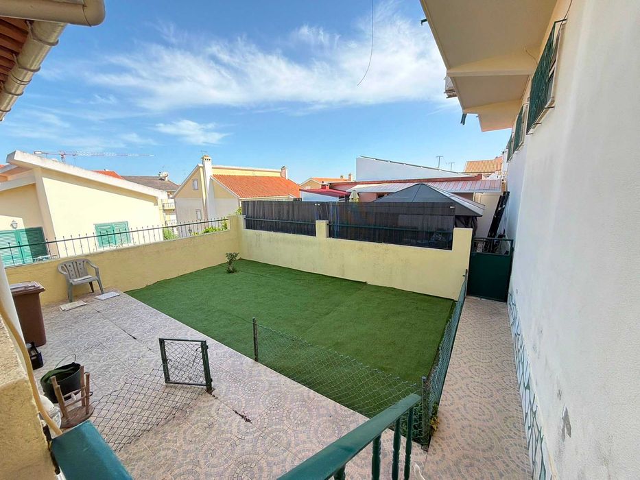 Andar de Moradia Vale de Milhaços T2 com Quintal e Garagem