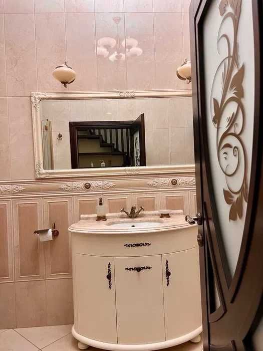 Продам 2-поверховий будинок   біля метро Студентська,308м2(код +5324)