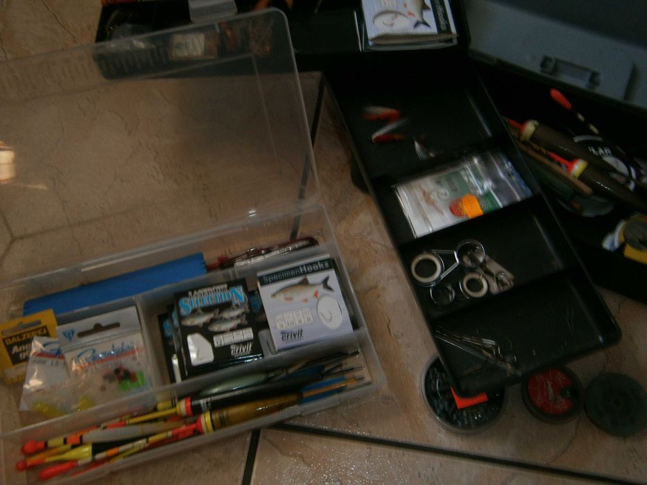 Zestaw wędkarski - spławiki, haczyki, muchy, ciężarki- skrzynki itp.