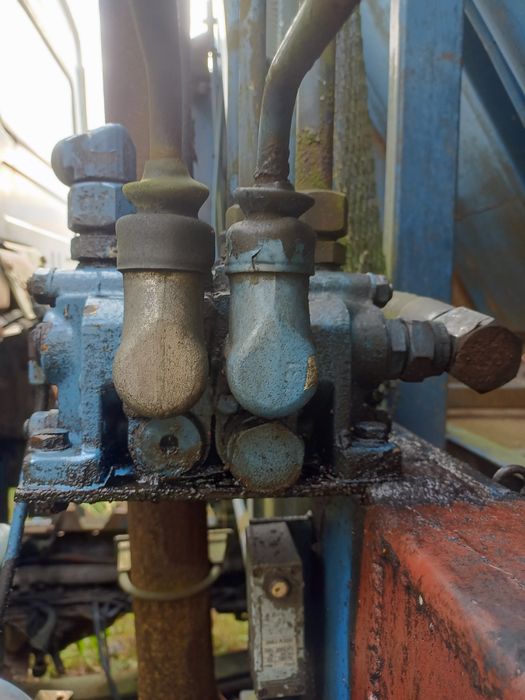 Rozdzielacz Hydrauliczny dwusekcyjny Dźwignie Reczne