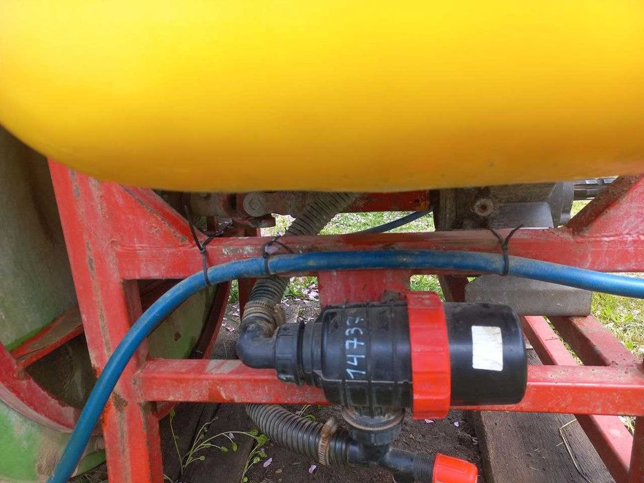 Продам оприскувач садовий навісний.