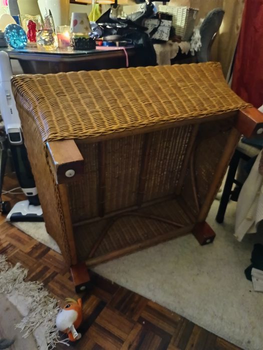 Mesa ou para refeição ou para os pés