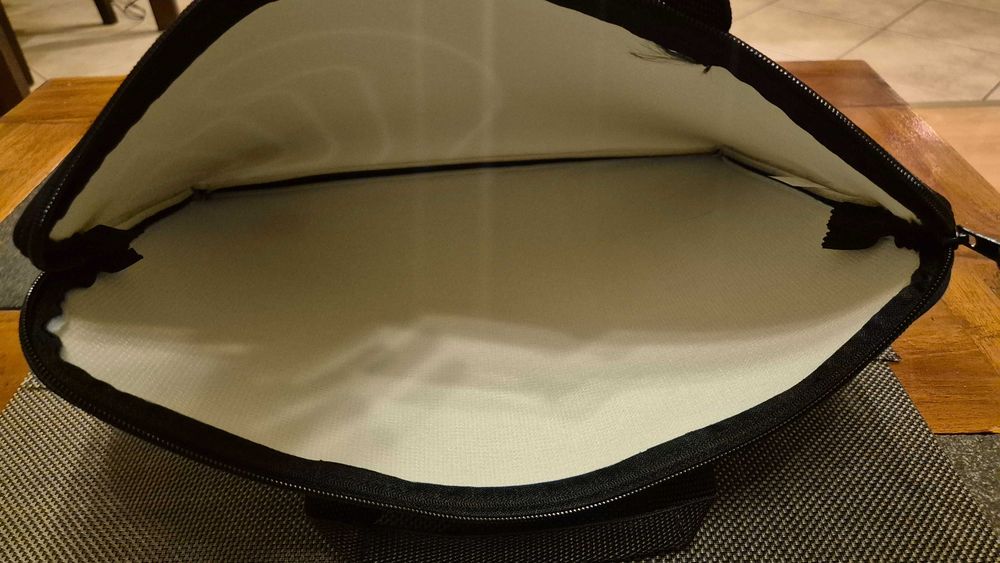 Sprzedam nową, miękką torbę na laptopa 15"