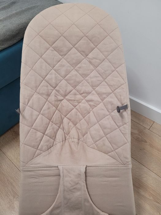 BabyBjorn sand grey bezowy bujaczek lezaczek