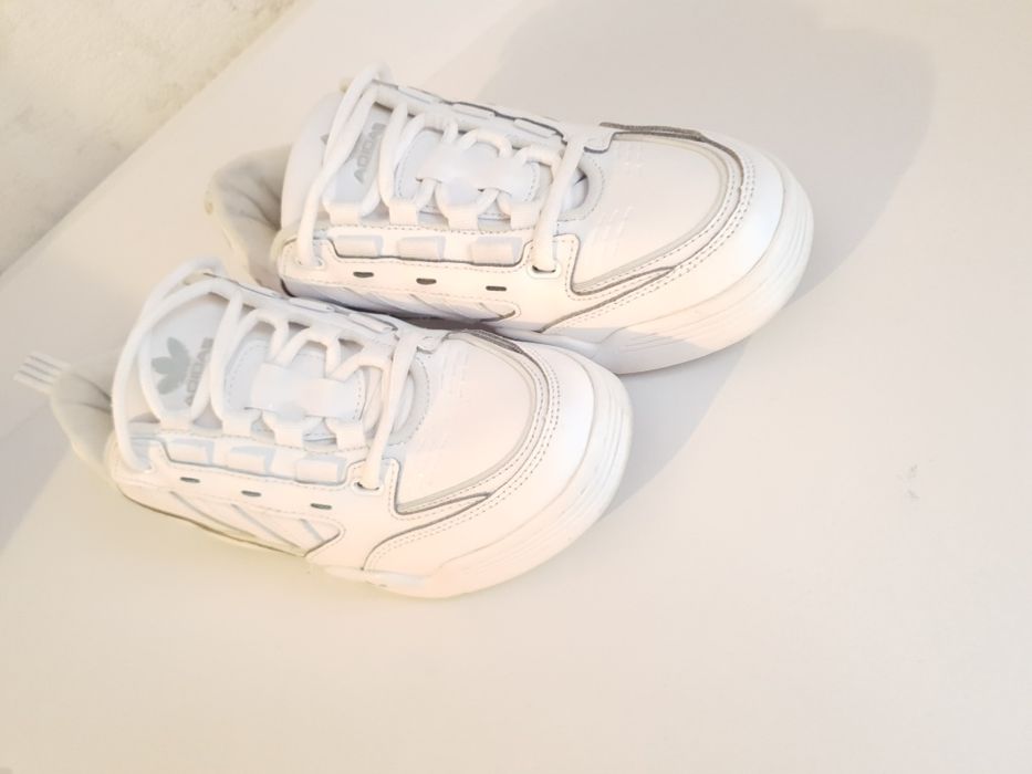 Білі кросівки Adidas.