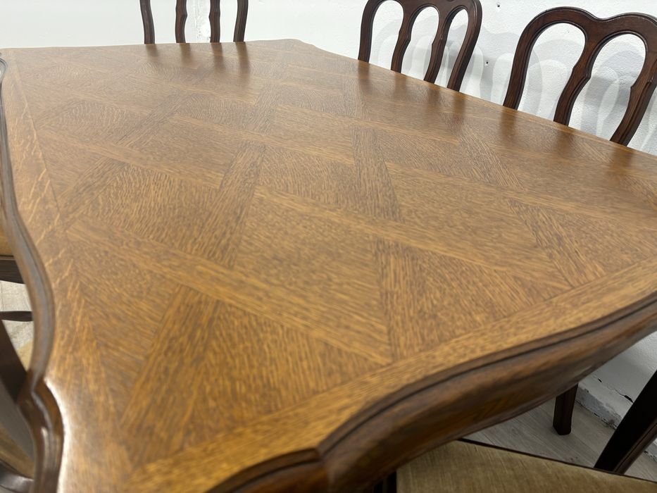 Piękny komplet stołu z krzesłami w stylu ludwikowskim