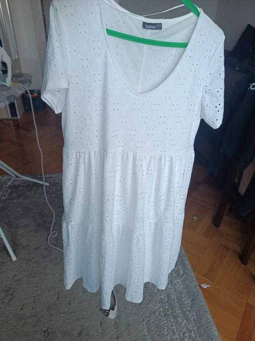 Biała sukienka ażurkowa