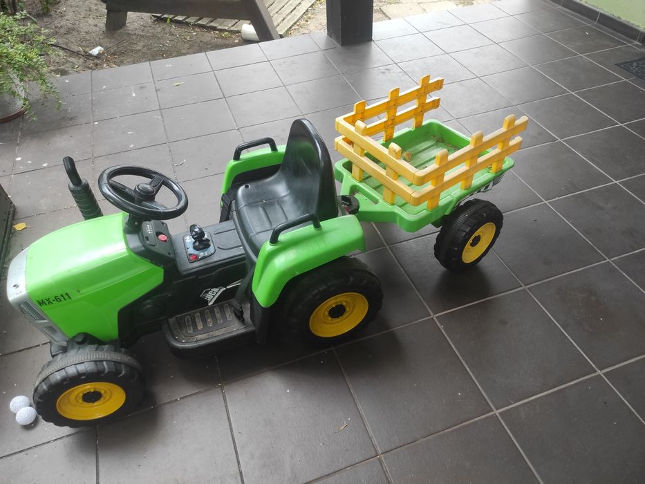 Traktor z przyczepą