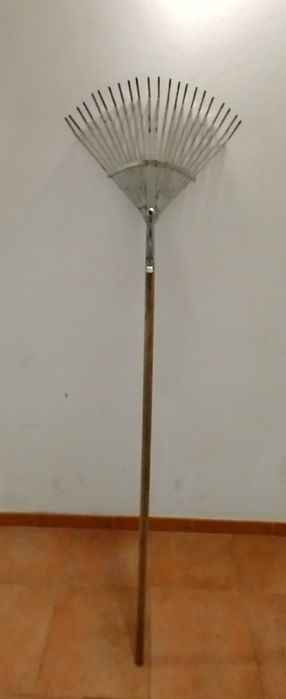 Ancinho de jardim muito bom estado