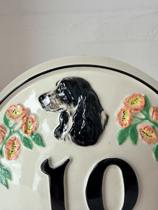 Ceramiczna tabliczka z numerem domu. Tablica adresowa. Spaniel. Adres.