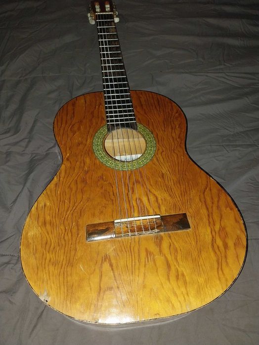 Guitarra clássica cordas de nylon, fabricada em Espanha da marca MARTA
