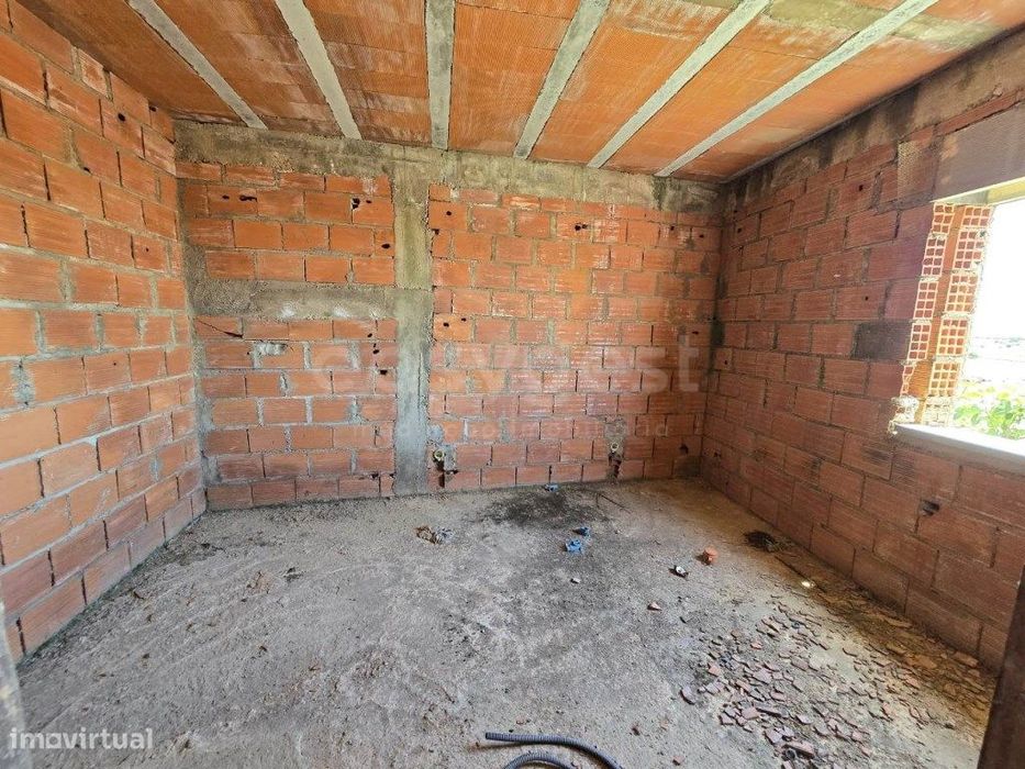 Moradia para Recuperar com Terreno Adjacente - Localizada em Trigac...