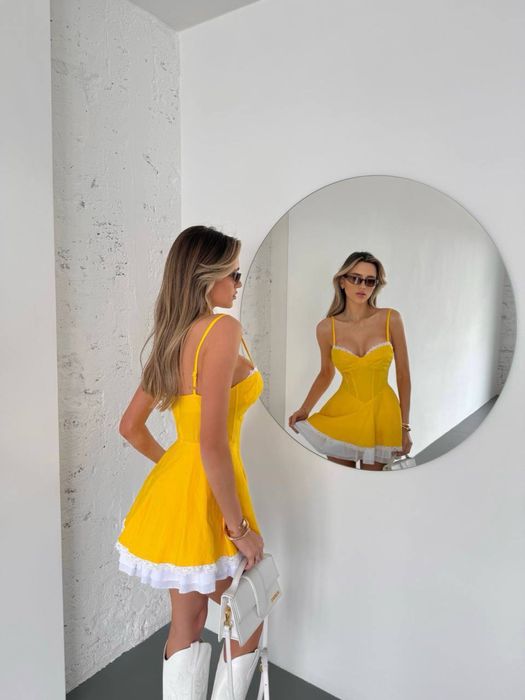 Яскрава нарядна сукня бенгалін міні на бретельках з мереживом