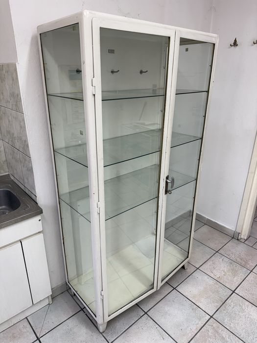 Sprzedam szafkę medyczną w dobrym stanie