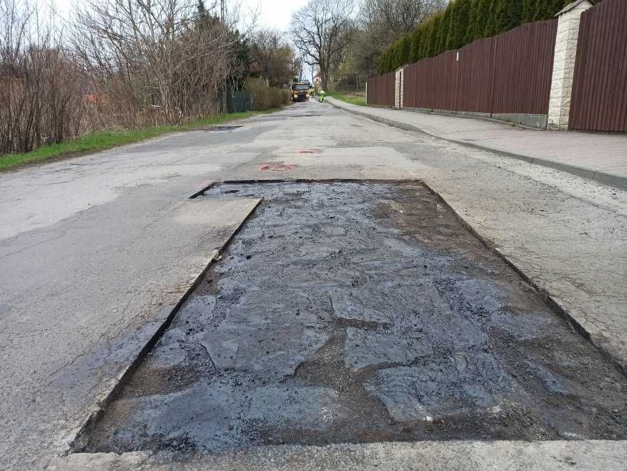 Asfaltowanie naprawa nawierzchni łatanie dziur regulacja studni włazów