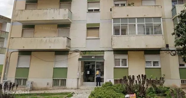 Apartamento T0+2 em Cacém com Vista para a Cidade