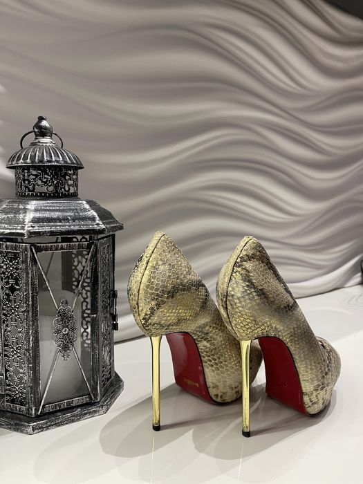 Туфли кожаные с металлическим каблуком,